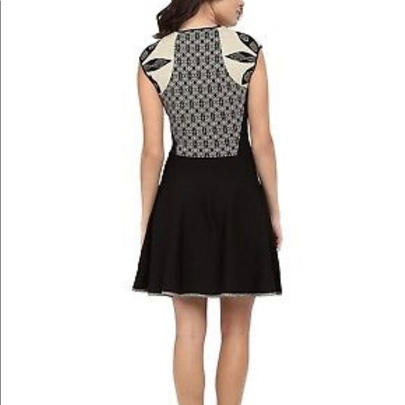 Beautiful brand new never worn black & gold dress - Picture 4 of 8